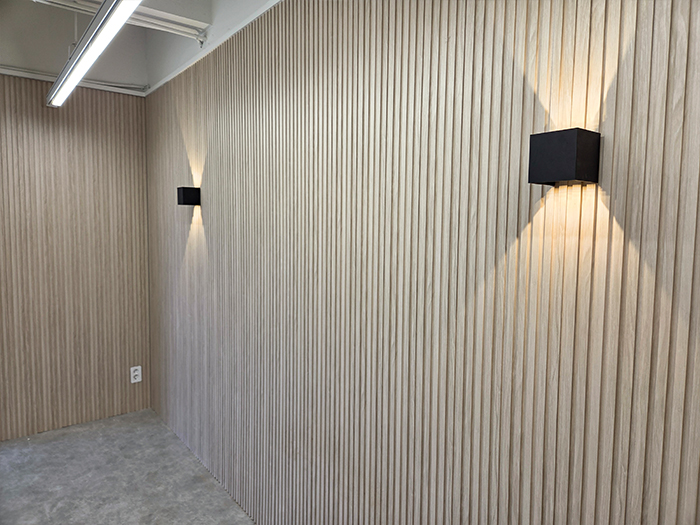 서울특별시 반얀트리호텔 직원휴게실 합성목재 루바월 2.jpg