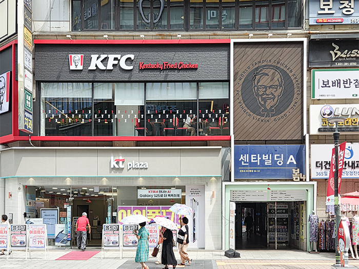 경기도 군포시 KFC 산본역점 합성목재 데크 4.jpg