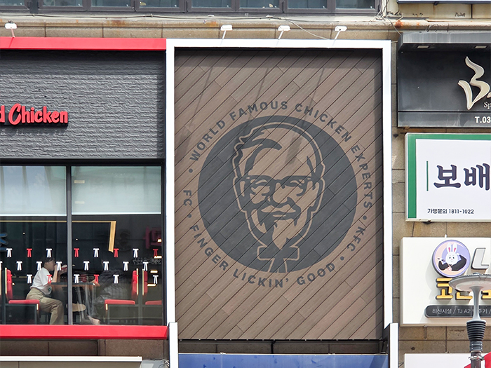 경기도 군포시 KFC 산본역점 합성목재 데크 1.jpg